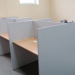 столы офисные с перегородкой